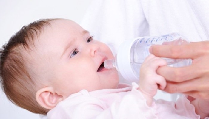 Combien d'eau doit boire un bébé ? - Bébés et Mamans