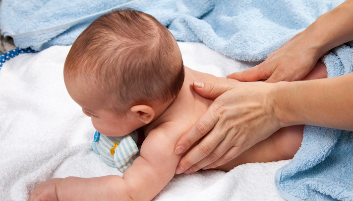 L'ostéopathe, solution pour les coliques du bébé