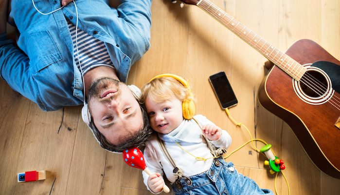 Stimuler bébé par l'éveil précoce à la musique - Bébés et Mamans