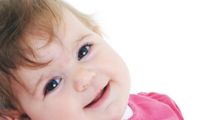 Bébé avec les yeux qui pleurent