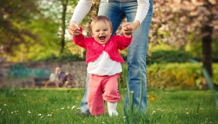 Les premiers pas : quelques conseils pour aider votre enfant à marcher -  Bébés et Mamans
