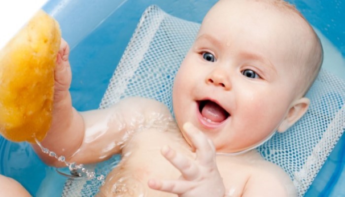 Des jeux pour stimuler votre bébé dans le bain - Bébés et Mamans
