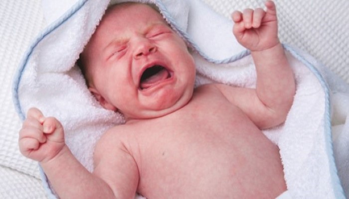 Colique : Quels symptômes ? Que faire pour soulager bébé ?