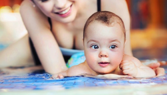 Accoutumance de bébé à l'eau - Au rythme de la nage