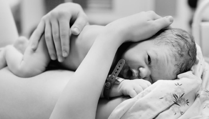 Mère Nouveau Accouchement Maternité Jeune Maman Étreignant Son