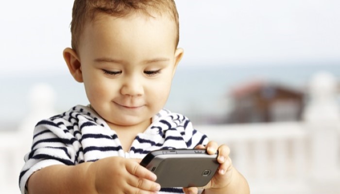 Un bébé sur 3 sait jouer avec un téléphone avant de savoir marcher - Bébés  et Mamans