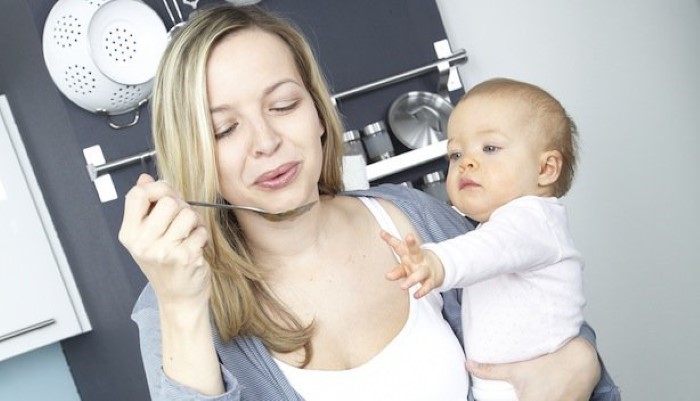La sécurité en cuisine avec bébé : quelles sont les astuces ?, Autour de  bébé