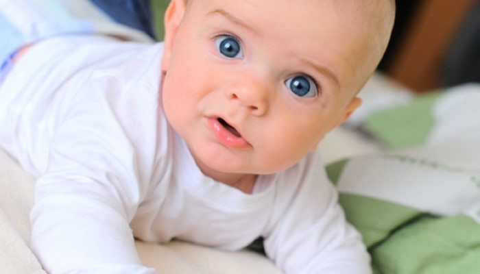 Les yeux du nouveau-né : toutes les réponses à vos questions - Bébés et  Mamans