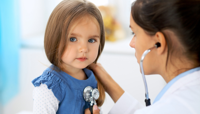 La femme qui parle aux bébés