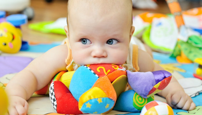Jeux et jouets pour stimuler le bébé - Bébés et Mamans