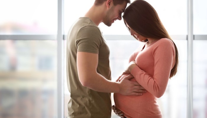 Grande-Bretagne : des combinaisons pour permettre aux papas de tester le  9ème mois de grossesse 