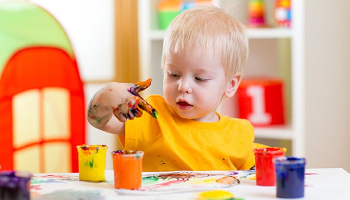 Comment faire peindre les enfants avec les mains - Bébés et Mamans