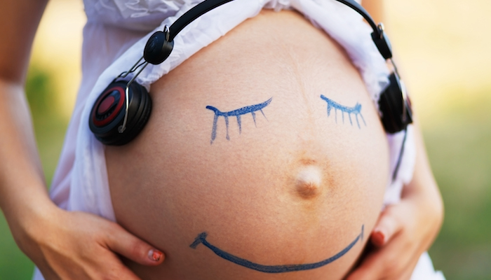 Comment bébé utilise ses 5 sens dans le ventre - Bébés et Mamans