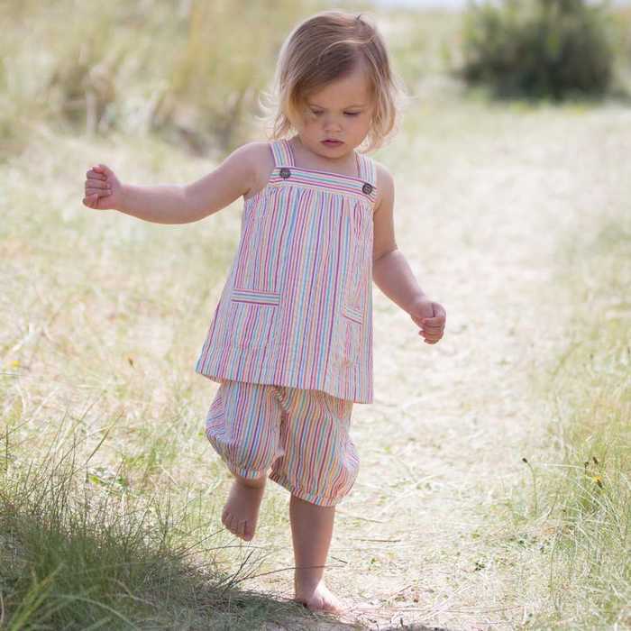 Une petite fille habillée en The Green Dressing