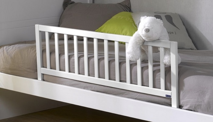 La barrière de sécurité pour lit d'enfant, la sûreté avant tout