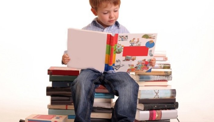 Petite garçon qui lit un livre Petite garçon qui lit un livre