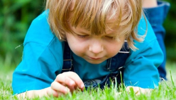 Enfant qui joue dans l'herbe
