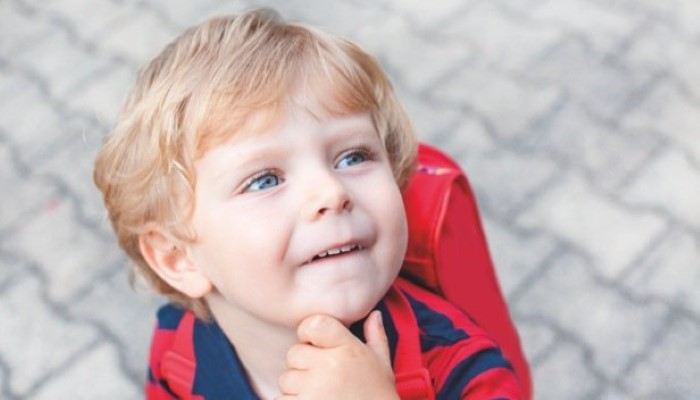 Enfant qui va à l'école Enfant qui va à l'école