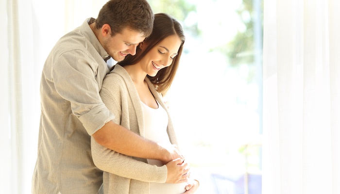Femme enceinte qui se touche le ventre