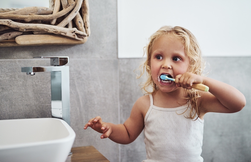 Petite fille qui se brosse les dents Petite fille qui se brosse les dents