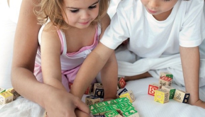 Enfants et Maman qui jouent Enfants et Maman qui jouent