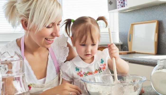 Petite fille faisant la cuisine avec sa maman Petite fille faisant la cuisine avec sa maman