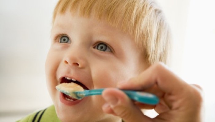 Enfant qui mange une bouillie Enfant qui mange une bouillie