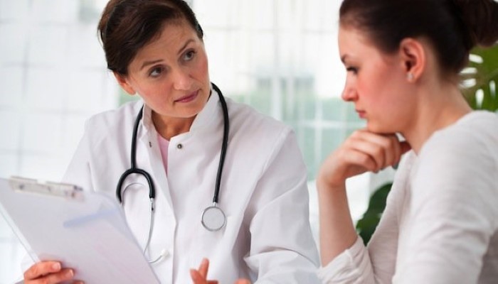 Femme en consultation chez le docteur