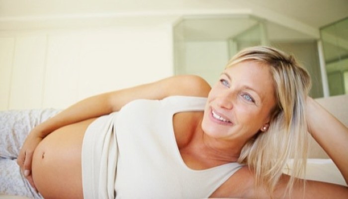 Femme enceinte allongé sur le coté