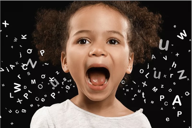 Bébé qui joue avec son mobile