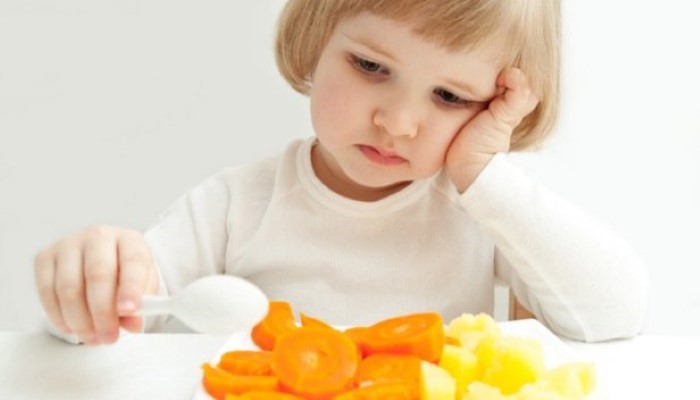 Petite fille qui ne veut pas manger ses légumes Petite fille qui ne veut pas manger ses légumes