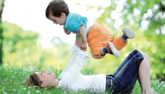 Maman qui joue avec son enfant Maman qui joue avec son enfant