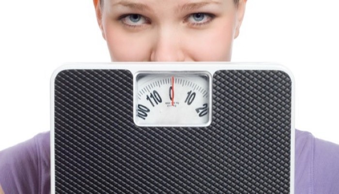 Femme qui tient une balance Femme qui tient une balance