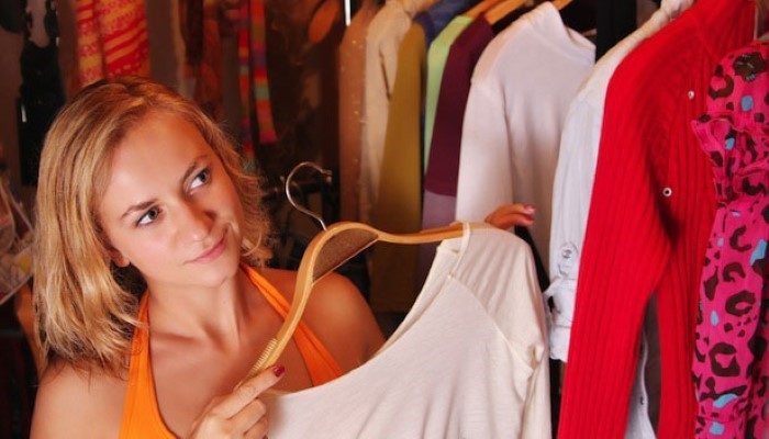 Femme dans un magasin de vêtement