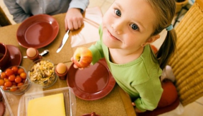 Enfant qui prend un petit déjeuner équilibré Enfant qui prend un petit déjeuner équilibré