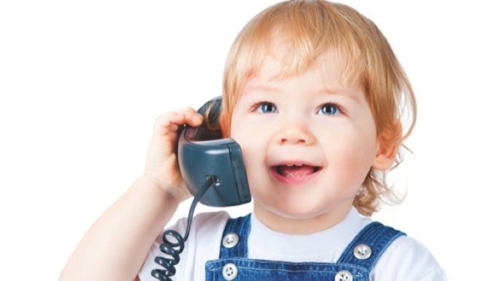 Bébé qui joue avec un téléphone Bébé qui joue avec un téléphone