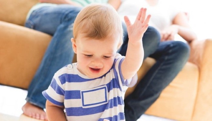 Bébé qui joue Bébé qui joue