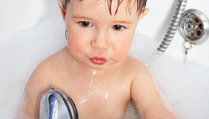 Enfant qui prend un bain Enfant qui prend un bain