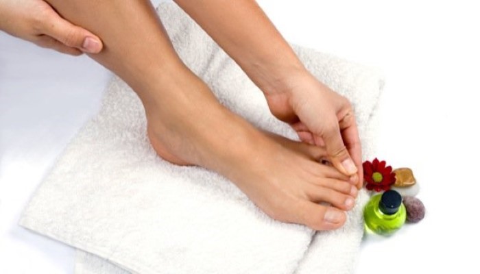 Zoom sur les pieds d'une femme