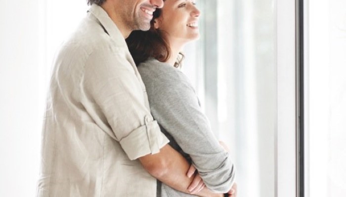 Couple enlacé qui regarde dehors Couple enlacé qui regarde dehors