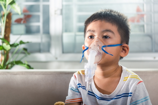 Petit enfant avec un inhalateur