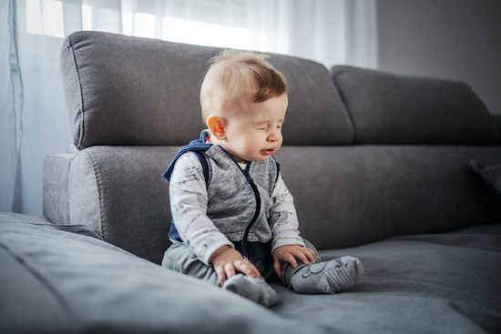 Tout petit enfant qui éternue