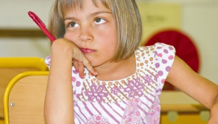 Petite fille qui réfléchit Petite fille qui réfléchit