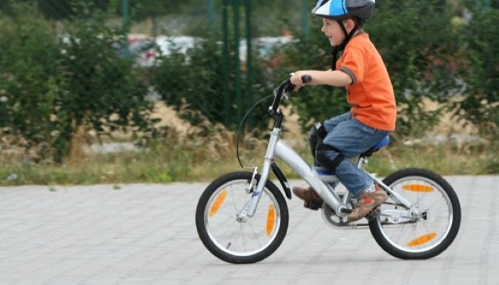 Enfant qui fait du vélo