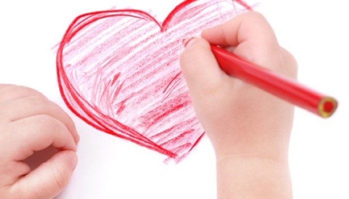 Petit enfant qui colorie un coeur