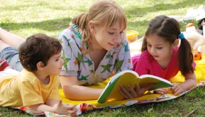 Maman qui lit des histoires à ses enfants
