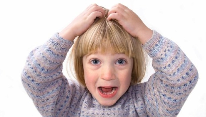 Petite fille qui crie