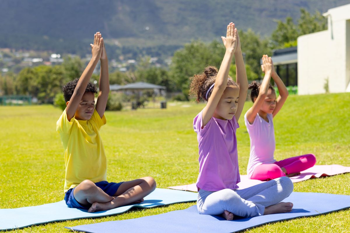 Enfant qui fait du yoga
