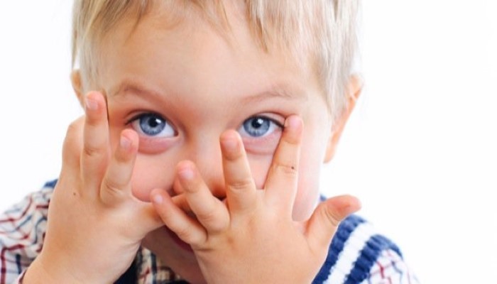 Bébé qui se cache derrière ses mains