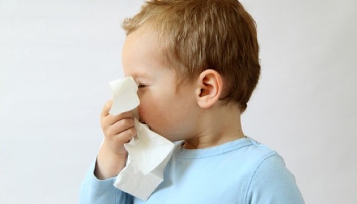 Petit garçon qui se mouche